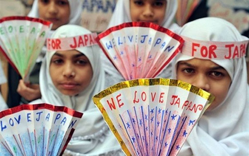 Індія, Хайдарабад. Дівчатка з мусульманської школи провели акцію підтримки жертв землетрусу і цунамі в Японії. Офіційне число загиблих і зниклих безвісті після руйнівного землетрусу і цунамі перевищило 11 тисяч осіб. / © AFP