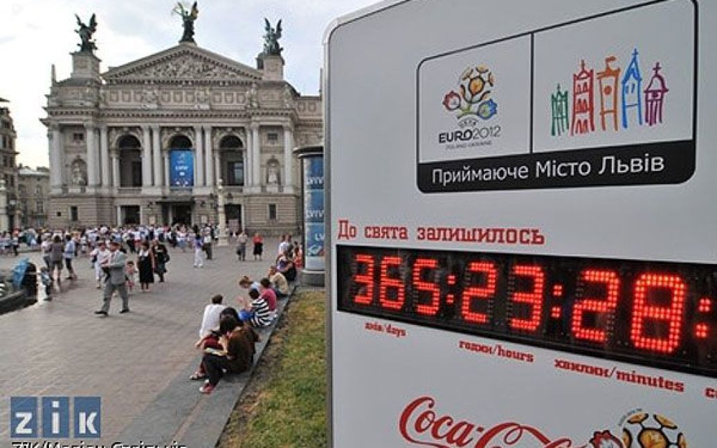 Висота львівського хронометру складає понад 2,5 м, вага &ndash; близько 300 кг. Конструкція є вандалостійкою та досить міцною. / © zik.com.ua