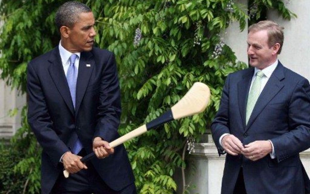 Ірландія, Дублін. Президент США Барак Обама позує з ірландською палицею, яку йому подарував прем&#039;єр-міністр Ірландії Енда Кенні на зустрічі в Дубліні. Обама приземлився в Ірландії, з якої він почав  європейське турне. / © AFP
