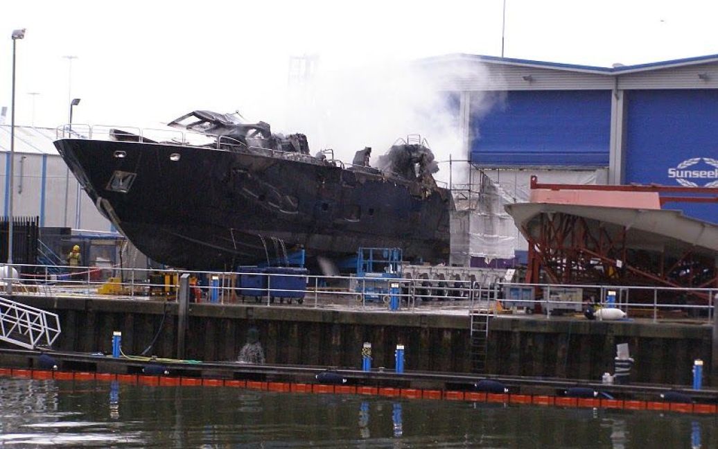 Вогонь був таким сильним, що у результаті від багатомільйонного судна залишилося тільки скловолокно і металевий корпус. / © Picasaweb.google.com