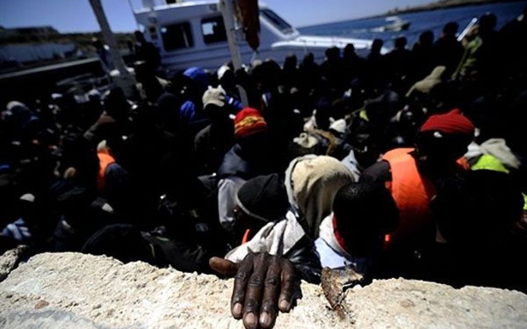 Італія, Лампедуза. Більше 200 біженців прибули з Лівії на італійський острів Лампедуза. Цього року до Італії прибули близько 26 тисяч нелегальних мігрантів. / © AFP