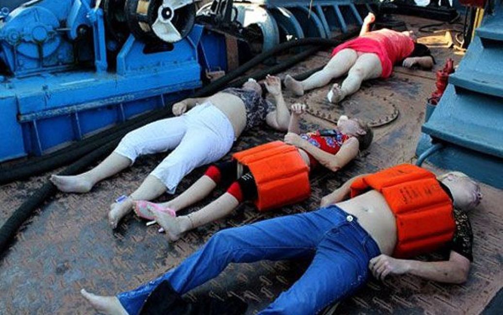 На поверхню вже підняли тіла 72 осіб, у дитячій кімнаті корабля знайдено близько 50 тіл дітей. / © AFP