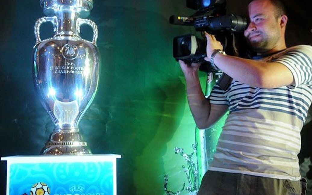 У Львові відбулась презентація головного трофею чемпіонату Європи з футболу Євро-2012 &mdash; Кубка УЄФА / © ZAXID.NET
