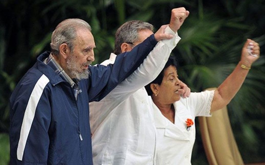 Лідер кубинської революції Фідель Кастро вийшов зі складу керівництва Компартії Куби і офіційно передав усю владу на Кубі своєму молодшому братові Раулю Кастро. / © AFP