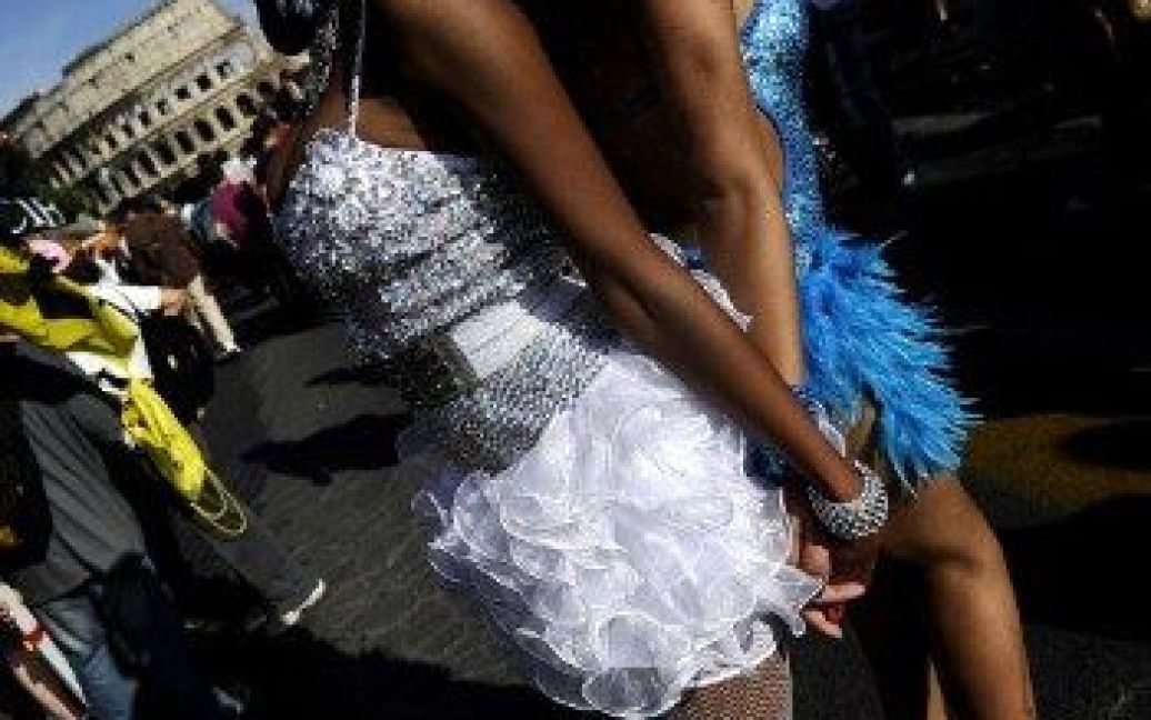 У Римі півмільйона геїв в костюмах наречених та аватарів взяли участь у гей-параді. / © AFP