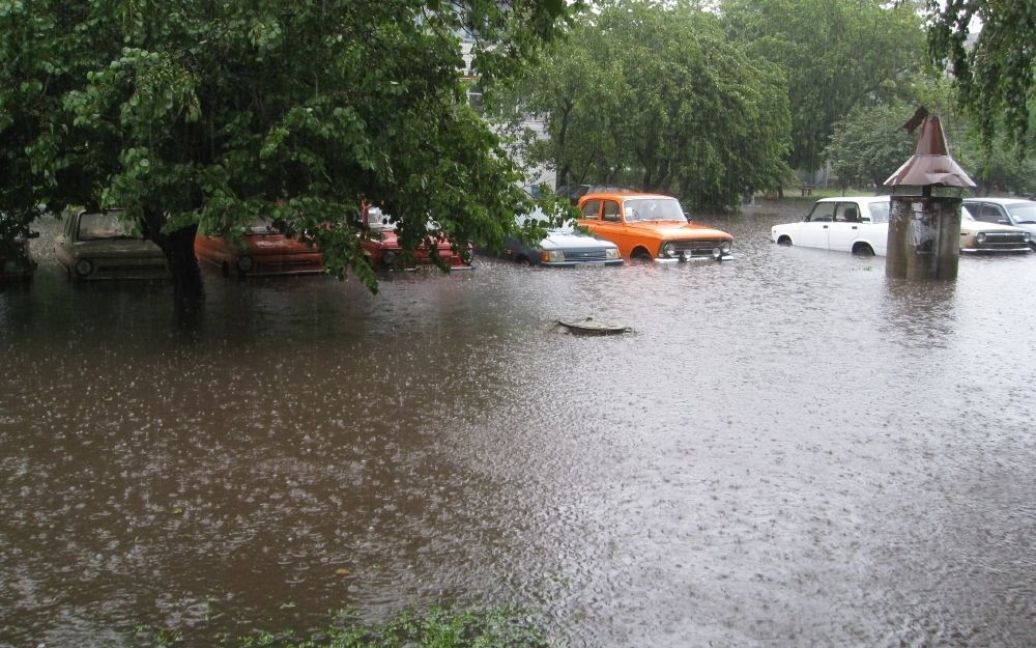Сильні дощі призвели до справжньої повені в Черкасах. / © gazeta.ua