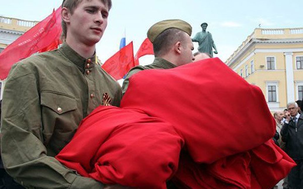 9 травня представники молоді планують пронести гігантський прапор у Києві по Хрещатику. / © УНІАН