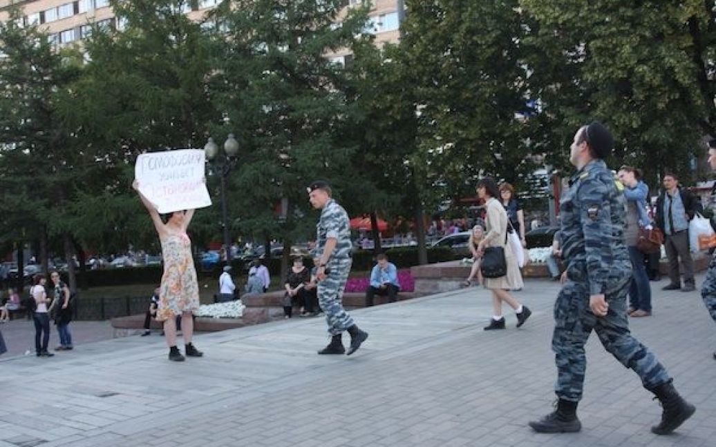 Поліція затримала десятки лесбіянок, які проводили поодинокі пікети проти гомофобії у центрі Москви. / © www.ikd.ru