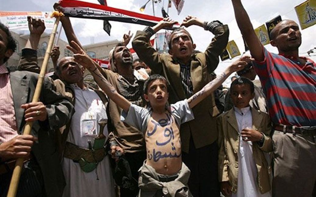 Ємен, Сана. Єменський хлопчик з написом "Перемога або мучеництво" на тілі бере участь в антиурядовій акції протесту, вимагаючи відставки президента країни Алі Абдалли Салеха. / © AFP