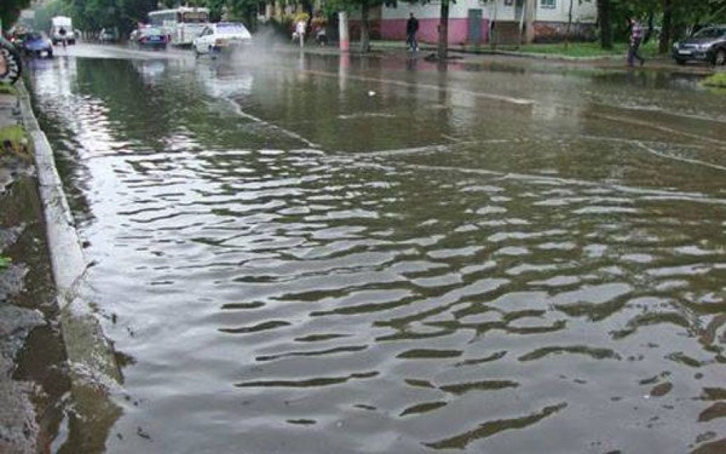 Потужні зливи перетворили вулиці Житомира на річки. / © Журнал Житомира