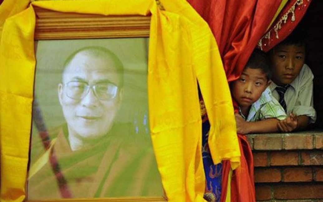 Непал, Катманду. Тибетці у вигнанні дивляться на портрет Далай-лами під час проведення заходів з нагоди 76-го дня народження тибетського духовного лідера. В столиці Непалу Катманду ОМОН розігнав акцію тибетців у вигнанні та заарештував трьох тибетських біженців. / © AFP