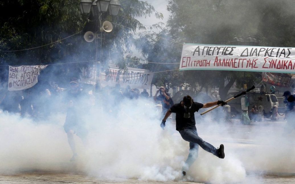 У Греції в ході масових безладів, спровакованих анархістами, майже 50 осіб отримали поранення. / © bigpicture.ru