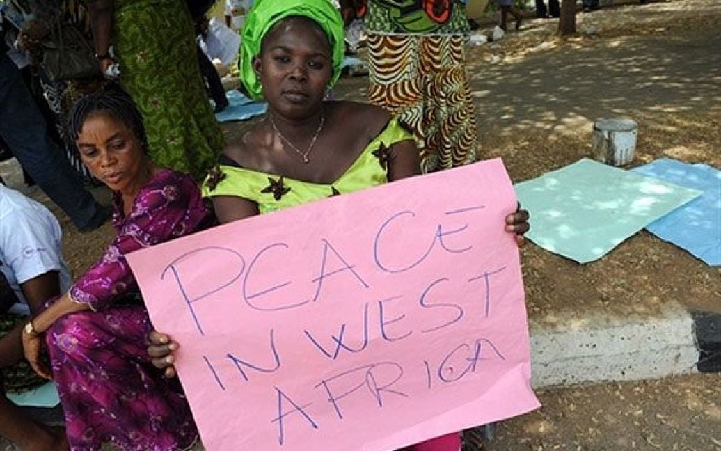 Нігерія, Абуджа. Жінка бере участь у акції перед місцем проведення зустрічі Економічного співтовариства західноафриканських держав на вищому рівні. Західноафриканські лідери зустрілися, щоб звернутися до ООН із проханням прийняти подальші заходи до ситуації у Кот-д&#039;Івуарі. / © AFP