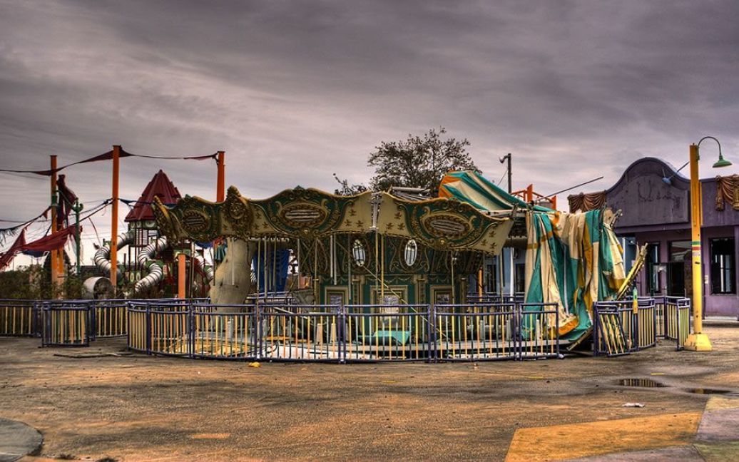 Six Flags New Orleans продовжував розвиватися до 2005 року, коли через удар стихії виявився повністю затопленим на місяць. / © lovethesepics.com