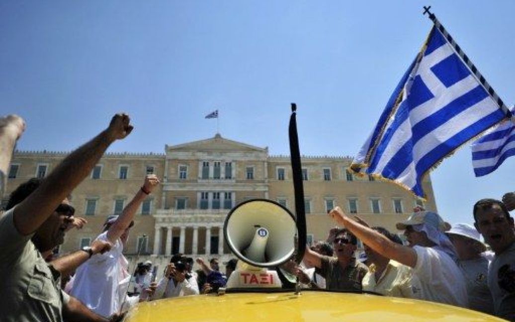 У Греції таксисти на знак протесту проти лібералізації професії блокують аеропорти і шосе. / © AFP