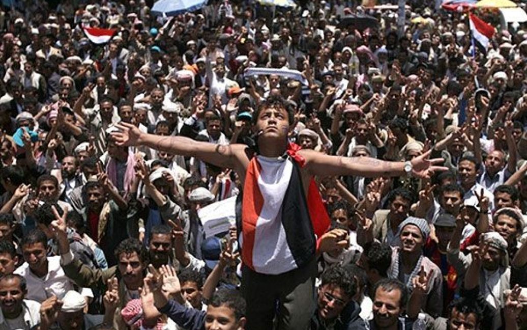 Ємен, Сана. Єменські антиурядові демонстранти жестикулюють під час демонстрації з вимогою відставки президента Ємену Алі Абдалли Салеха. Єменська поліція відкрила вогонь по антиурядових демонстрантах, одна людина загинула. / © AFP