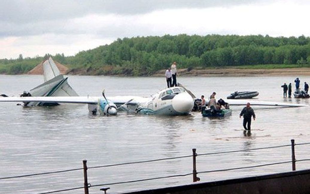 Росія, Пасажирський літак АН-24, що належить авіакомпанії "Ангара", був змушений здійснити аварійну посадку на річку Обь у Сибіру. Під час посадки загинули щонайменше 5 осіб. Аварія сталась через те, що лівий двигун літака загорівся. Фото AFP/Агентство новин TV2 / © AFP