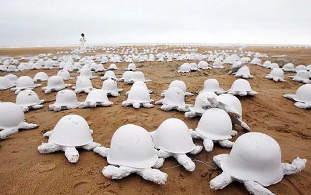 Франція, Колевіль-сюр-Мер. Французький художник Рашид Хімун встановив 1000 статуй у формі черепах, які були створені з шоломів військових різних країн. Статуї були виставлені на честь 67-ої річниці висадки союзників в Нормандії. / © AFP