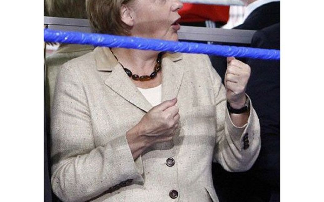 Німеччина, Франкфурт-на-Майні. Федеральний канцлер Німеччини Ангела Меркель демонструє "бокс" перед виступом у молодіжному спортивному центрі "Sportjugendzentrum" у Франкфурті-на-Майні. / © AFP