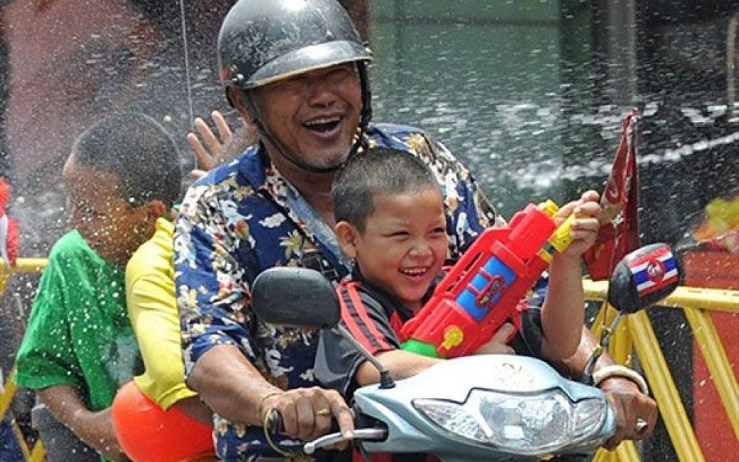 Обливання один одного водою є традиційним елементом святкування / © AFP