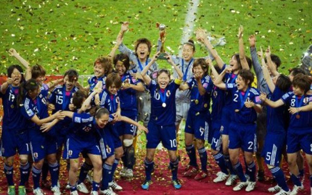 Німеччина, Франкфурт-на-Майні. Жіноча збірна Японії з футболу святкує перемогу у фінальному матчі чемпіонату світу ФІФА серед жінок проти збірної США. Японія виграла за серією пенальті з рахунком 3:1. / © AFP