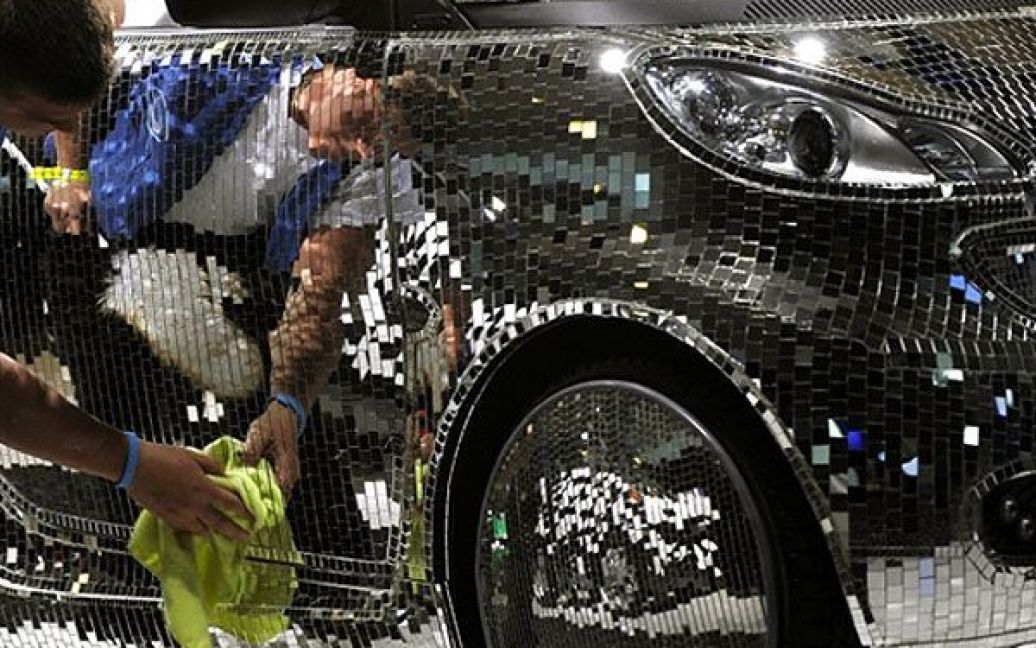 США, Нью-Йорк. Працівник готує дзеркальний електромобіль Smart до відкриття Міжнародного нью-йоркського автосалону в центрі Jacob Javits у Нью-Йорку. / © AFP