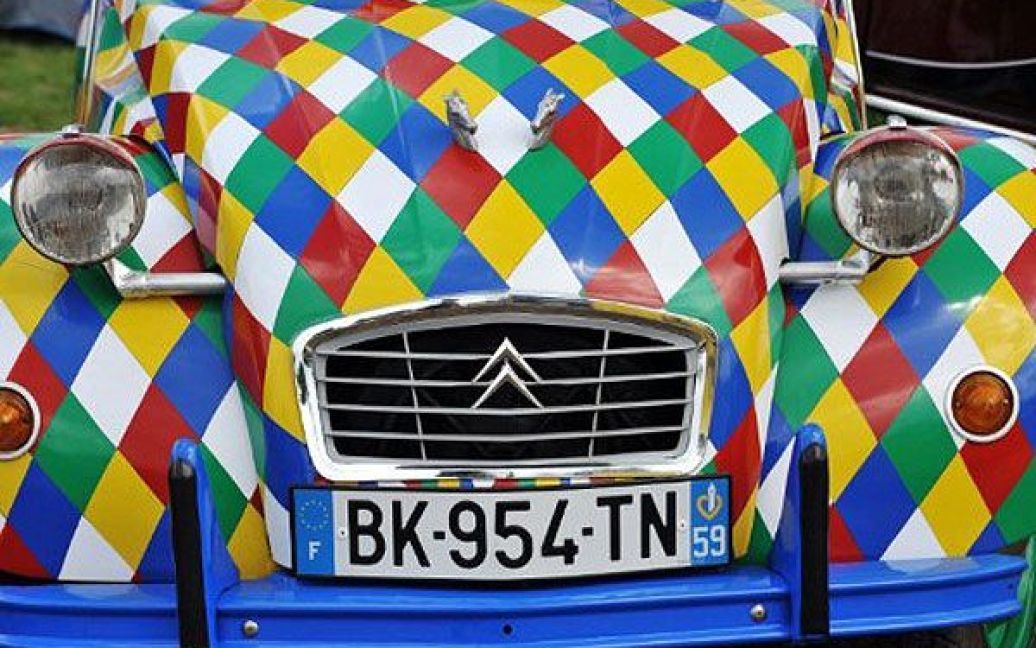 Франція, Сальбрі. Автомобіль Citroen 2CV, пофарбований у яскраві кольори, виставлено у французькому західному місті Сальбрі під час проведення 19-ої міжнародної зустрічі "Друзів 2CV". / © AFP
