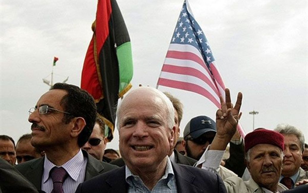 Лівійська Арабська Джамахірія, Бенгазі. Американський сенатор Джон Маккейн відвідав штаб-квартиру лівійських повстанців у східному місті Бенгазі. Маккейн є найбільш високопоставленим політиком зі США, який відвідав Лівію після початку повстання проти Муаммара Каддафі. / © AFP