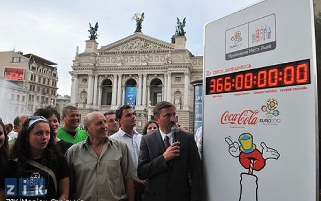 У Львові офіційно відкрили годинник зворотного відліку до старту Євро-2012. / © zik.com.ua