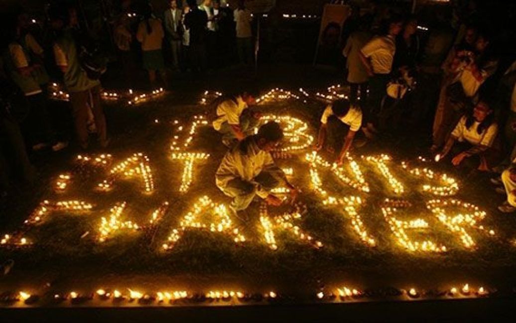 Непал, Катманду. Непальська молодь запалює свічки в пам&#039;ять про тих, хто помер від туберкульозу. У світі відзначили Всесвітній день боротьби з туберкульозом. / © AFP