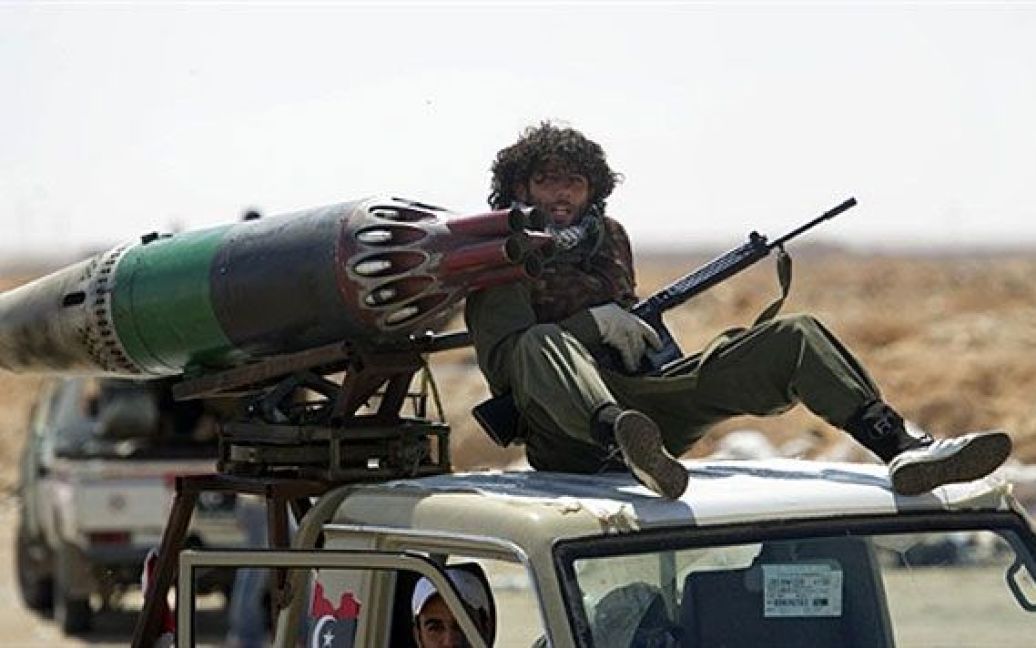 Лівійська Арабська Джамахірія, Аждабія. Лівійський повстанець сидить на бойовій машині з реактивною системою залпового вогню. / © AFP