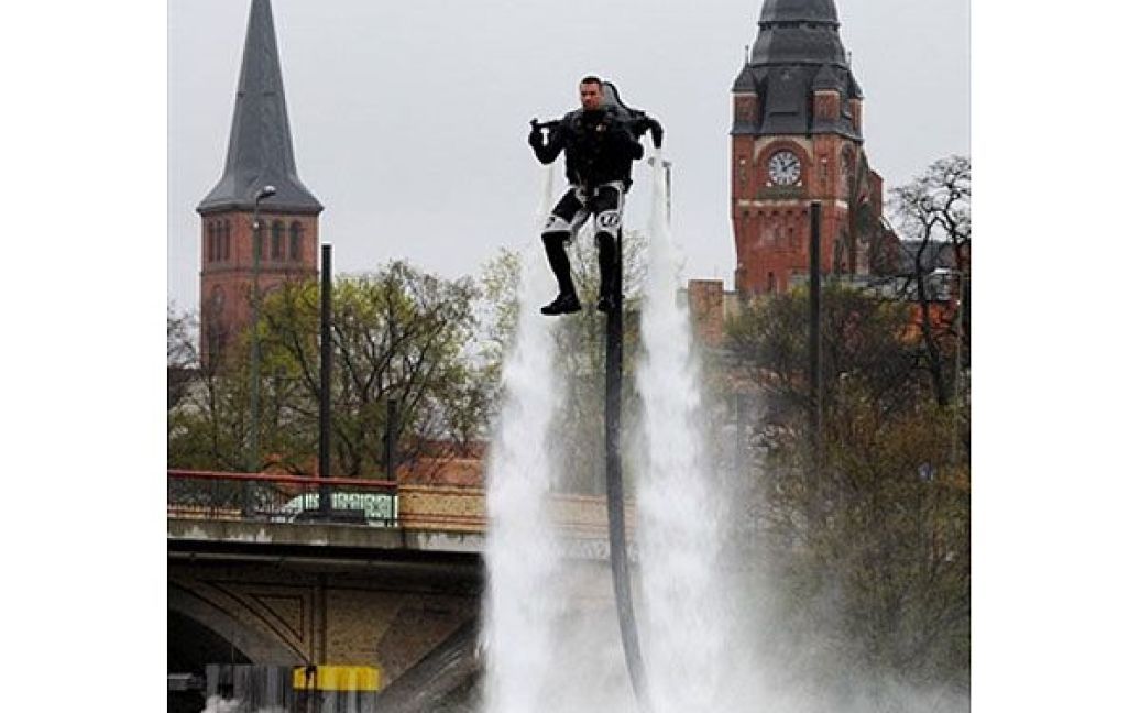 Німеччина, Берлін. Вейт Вундерліх за допомогою пристрою Jetlev-Flyer піднімається у повітря над річкою Спрі у Берліні. Залежно від ваги пілота, пристрій Jetlev-Flyer може підніматися на висоту до 10 метрів. / © AFP