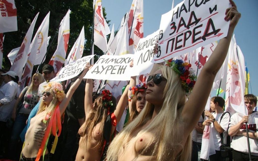 Активістки жіночого руху FEMEN перед початком Всеукраїнської акції протесту "Вперед!" оголилися "топлес" перед будівлею Верховної ради. / © Жіночий рух FEMEN