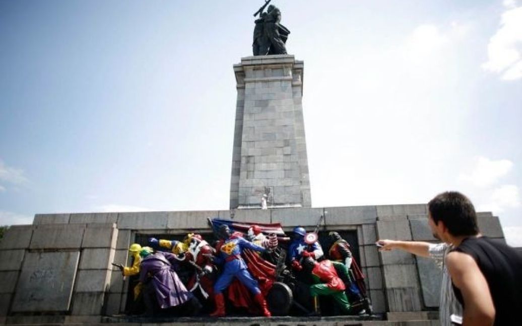 У Болгарії пам&#039;ятник радянським воїнам розмалювали в Супермена і Санту / © AFP