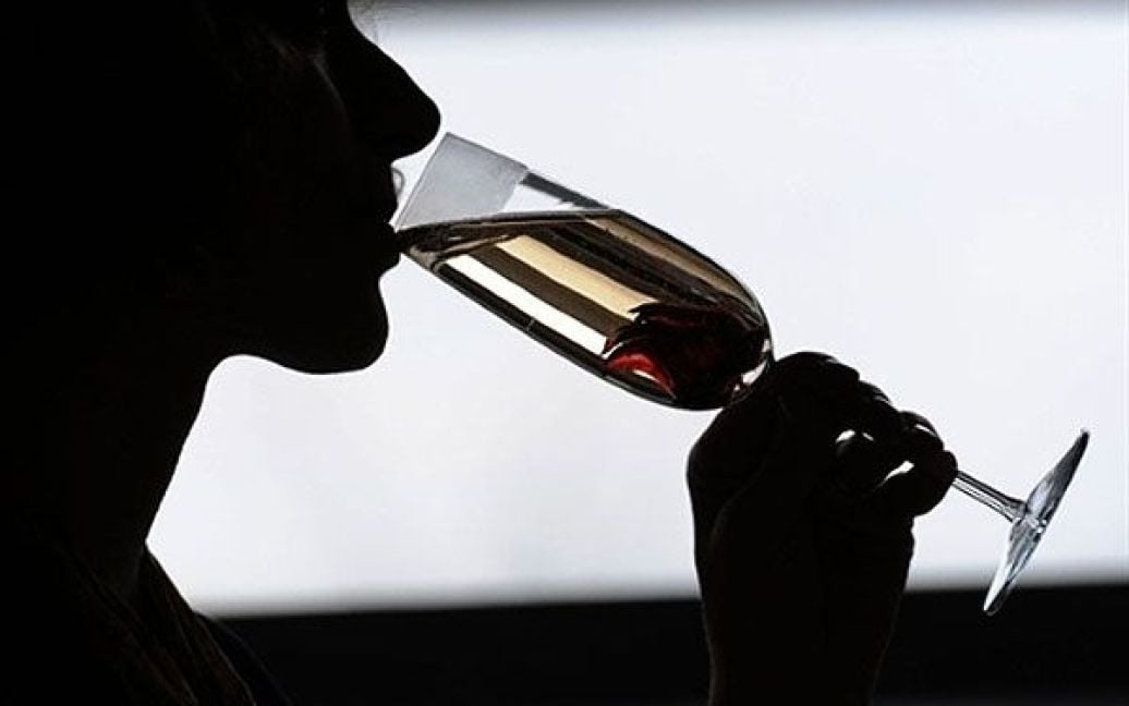 Німеччина, Дюссельдорф. Жінка куштує шампанське з трюфелів на виставці "Pro Wein". Виставка-ярмарок "Pro Wein" є найбільшою міжнародною виставкою вина та алкогольної промисловості, в якій беруть участь експоненти з 50 країн світу. / © AFP