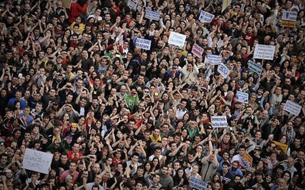 Іспанія, Мадрид. Демонстранти зібралися на площі Пуерта дель Соль у Мадриді на акцію протесту проти економічної кризи та безробіття в Іспанії. Молоді люди розбили табори на головних площах по всій Іспанії у спонтанних акціях протесту, оскільки країна занурилася в рецесію. / © AFP