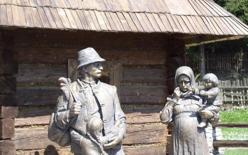 Перший в Україні пам&#039;ятник заробітчанам встановили у закарпатському селі Колочава. / © karpatnews.in.ua