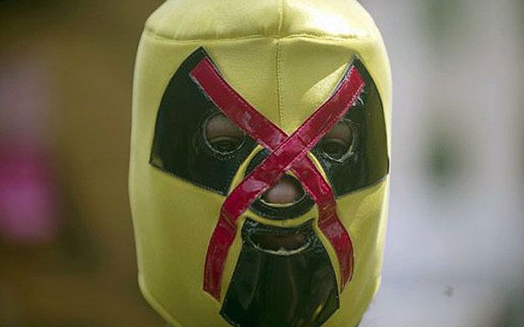 Мексика, Мехіко. Активіст екологічного руху "Грінпіс" в масці із ядерним символом бере участь в акції протесту проти використання ядерної енергії. / © AFP