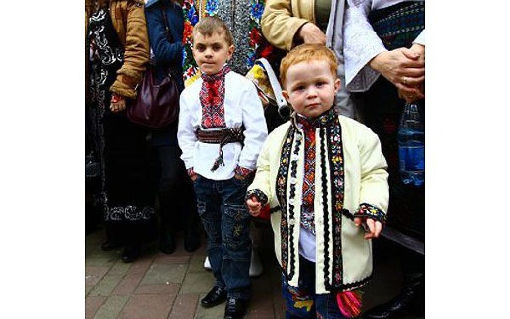 У Чернівцях спробували встановити новий рекорд України за кількістю людей, одночасно одягнених у вишиванки. / © УНІАН
