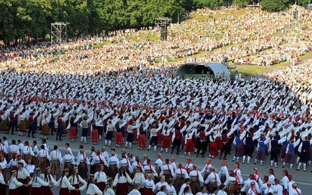 Естонія, Таллін. Молодіжний хор, до складу якого увійшли 22 239 молодих співаків, виступив на відкритті триденного Молодіжного фестивалю пісні та танцю в Талліні. / © AFP
