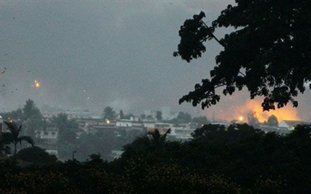 Кот-д&#039;Івуар, Абіджан. Вогонь і дим піднімаються над військовим табором Акуедо в Абіджані, коли гелікоптери ООН відкрили вогонь по військам, вірним неофіційному лідеру Кот-д&#039;Івуара Лорану Гбагбо. / © AFP