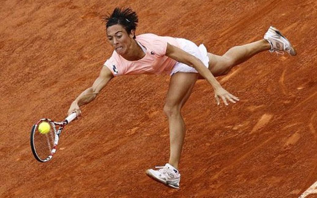 Франція, Париж. Італійська тенісистка Франческа Скьявоне відбиває подачу китаянки Лі На під час гри на Відкритому чемпіонаті Франції з тенісу на стадіоні "Ролан Гаррос". / © AFP