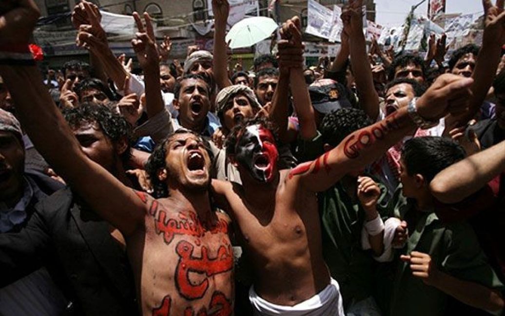 Ємен, Сана. Єменські антиурядові демонстранти із гаслами, написаними на їхніх тілах, беруть участь в акції протесту проти режиму президента Алі Абдалли Салеха. Сили безпеки застосували сльозоточивий газ і вогнепальну зброю для розгону протестів в місті Таїс. / © AFP