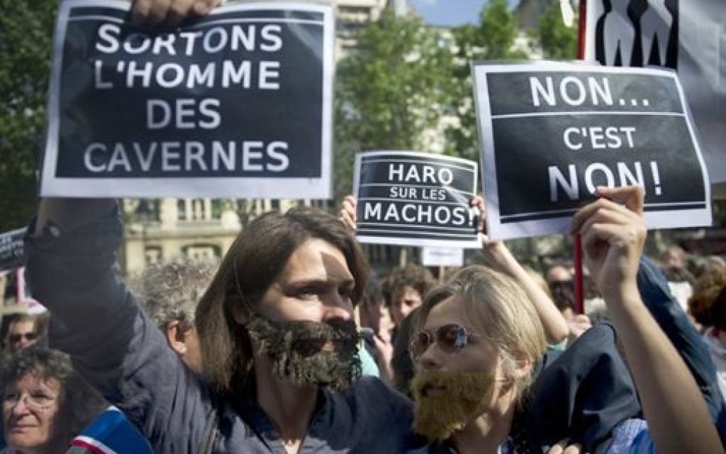 Близько 3 тисяч феміністок вийшли на вулиці Парижа на акцію протесту проти "сексистських" коментарів у справі колишнього глави МВФ Домініка Стросс-Кана / © AFP