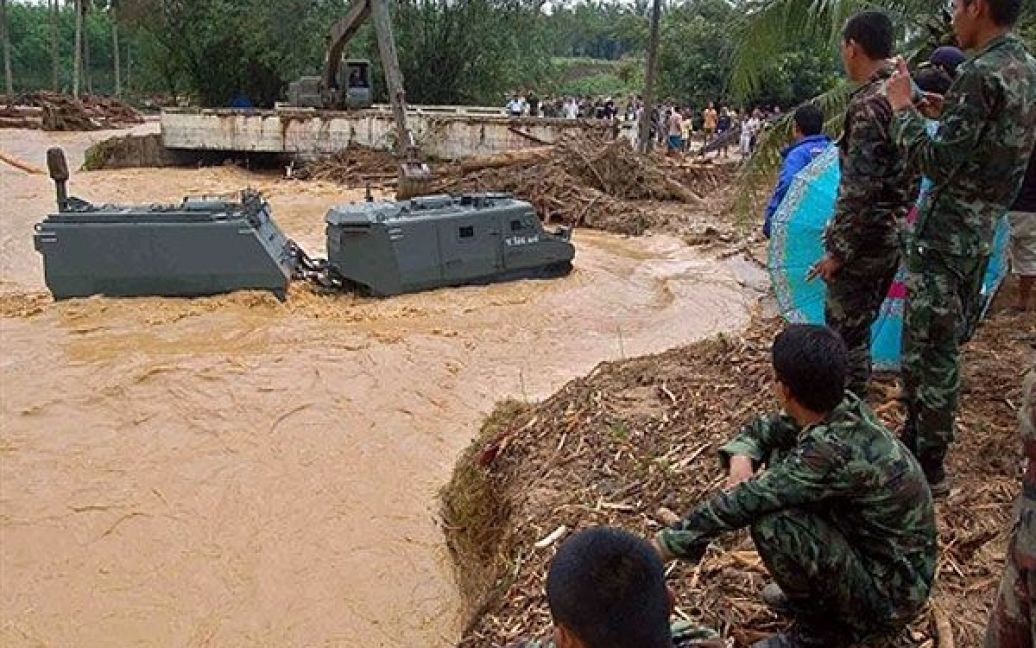 Таїланд, Крабі. Тайські солдати беруть участь у рятувальній операції на місці зсуву в південній провінції Таїланду. Повені на півднікраїни викликали численні зсуви, сотні туристів застрягли на островах. / © AFP