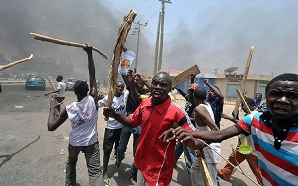 Нігерія, Кано. Люди, озброєні кийками, беруть участь у демонстрації в північному місті Кано, де спалахнули зіткнення між демонстрантами і солдатами. / © AFP