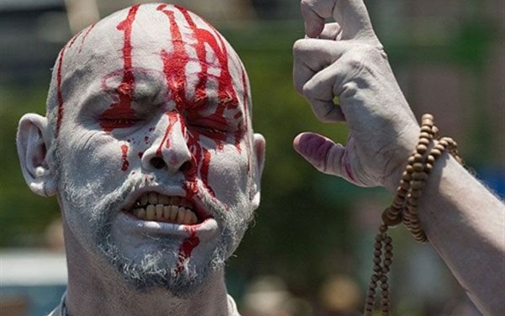 Мексика, Мехіко. Чоловік з розфарбованим кров&#039;ю обличчям бере участь у марші протесту проти наркотиків і насильства. / © AFP