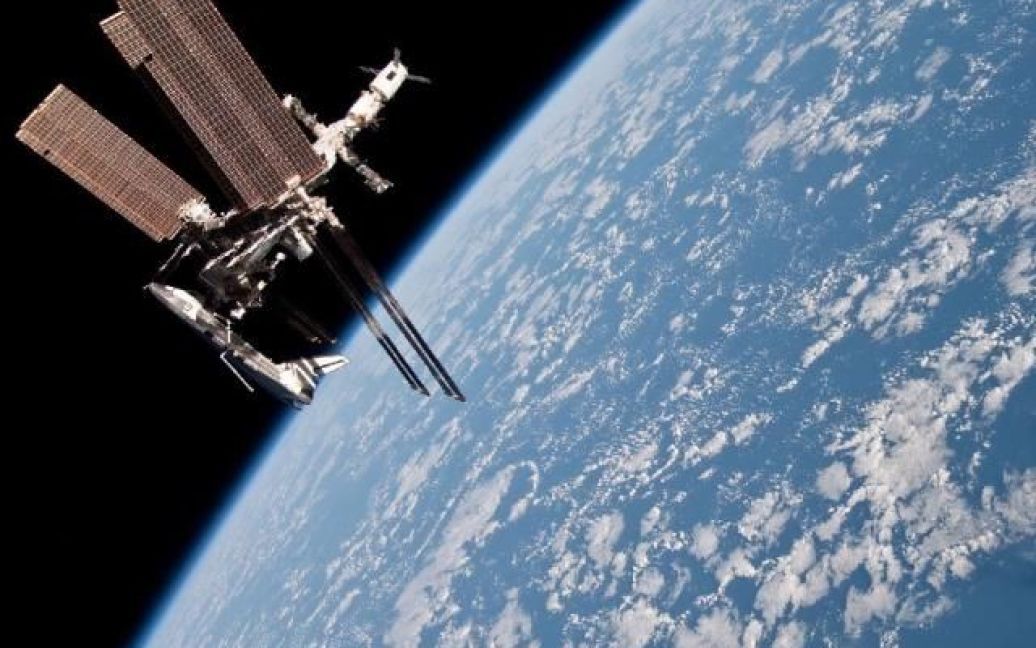 Італійський астронавт Паоло Несполі, порушивши правила безпеки, зробив дивовижні знімки пристикованого до МКС шатла Endeavour. / © NASA