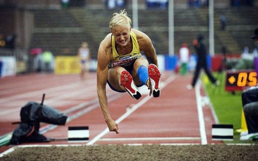 Швеція, Стокгольм. Легкоатлетка зі Швеції Кароліна Клафт виконує стрибок у довжину під час виступу на Чемпіонаті Європи в Стокгольмі. / © AFP