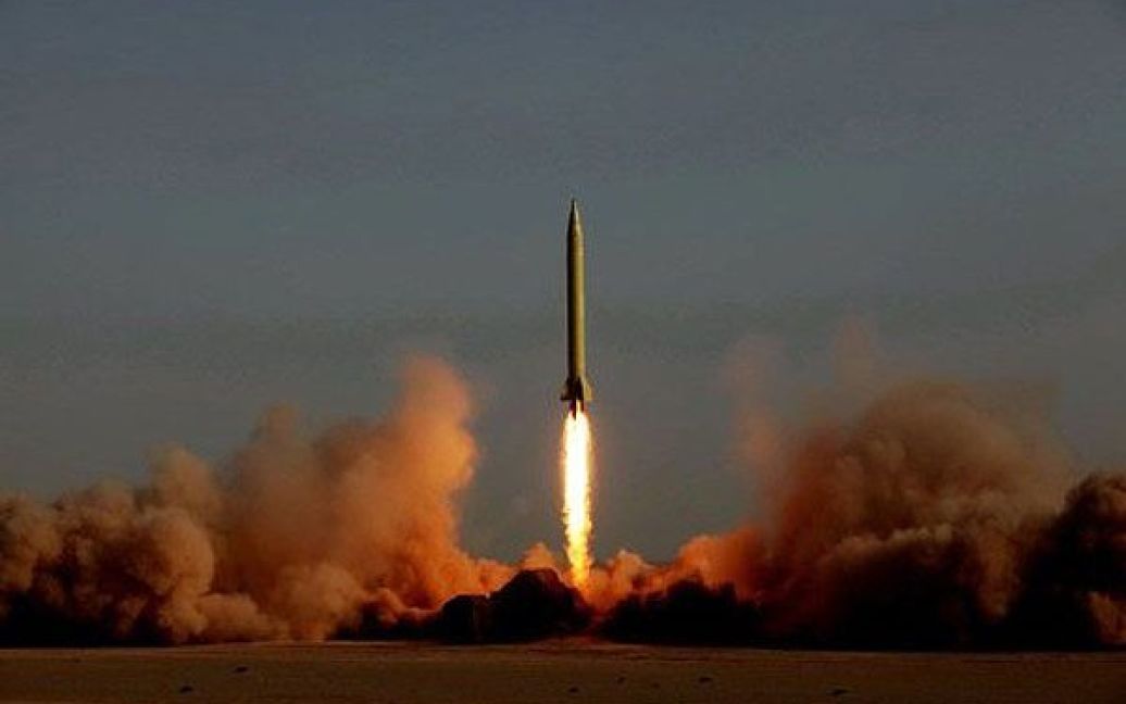 Іран, Тегеран. Запуск балістичної ракети Гадр, модифікованої версії "Шахаб-3", відбувся під час другого дня військових навчань під кодовою назвою "Великий пророк-6", які провела Революційна гвардія Ірану в невідомому місці. Фото AFP/Mehr News/Рауф Мохсені / © AFP